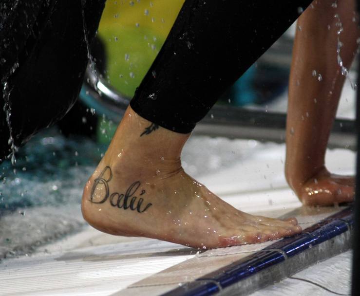 Inchiostro con dedica: il tatuaggio sulla caviglia destra di Federica era il soprannome dato all’ex fidanzato Luca Marin, ora coperto. (Omega)